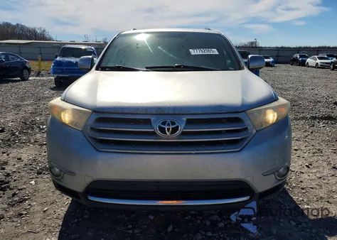 2011 Toyota Highlander Base z USA, uszkodzony, nr VIN 5TDZK3EH8BS032079